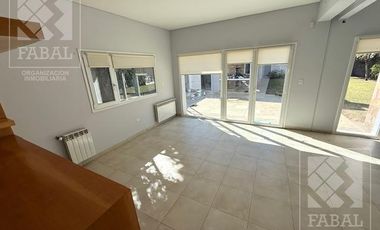 Casa alquiler Jardines del Rey, 3 dormitorios, 3 baños, cochera, quincho y jardín