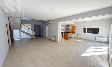 Casa alquiler Jardines del Rey, 3 dormitorios, 3 baños, cochera, quincho y jardín