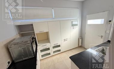 Casa alquiler Jardines del Rey, 3 dormitorios, 3 baños, cochera, quincho y jardín
