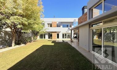 Casa alquiler Jardines del Rey, 3 dormitorios, 3 baños, cochera, quincho y jardín
