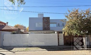 Casa alquiler Jardines del Rey, 3 dormitorios, 3 baños, cochera, quincho y jardín