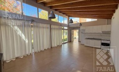 Casa alquiler Jardines del Rey, 3 dormitorios, 3 baños, cochera, quincho y jardín