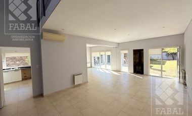 Casa alquiler Jardines del Rey, 3 dormitorios, 3 baños, cochera, quincho y jardín