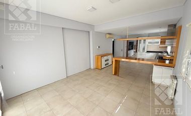 Casa alquiler Jardines del Rey, 3 dormitorios, 3 baños, cochera, quincho y jardín