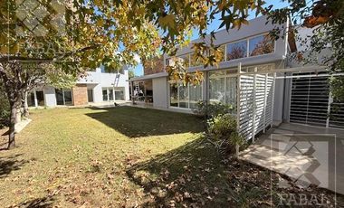 Casa alquiler Jardines del Rey, 3 dormitorios, 3 baños, cochera, quincho y jardín
