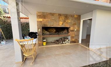 Casa alquiler Jardines del Rey, 3 dormitorios, 3 baños, cochera, quincho y jardín