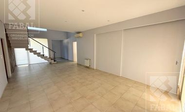 Casa alquiler Jardines del Rey, 3 dormitorios, 3 baños, cochera, quincho y jardín