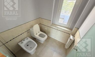 Casa alquiler Jardines del Rey, 3 dormitorios, 3 baños, cochera, quincho y jardín