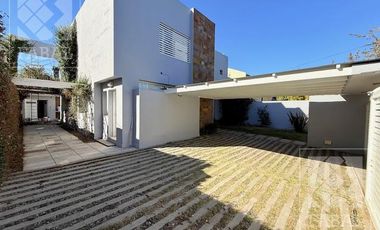 Casa alquiler Jardines del Rey, 3 dormitorios, 3 baños, cochera, quincho y jardín