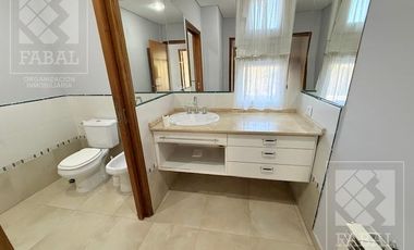 Casa alquiler Jardines del Rey, 3 dormitorios, 3 baños, cochera, quincho y jardín
