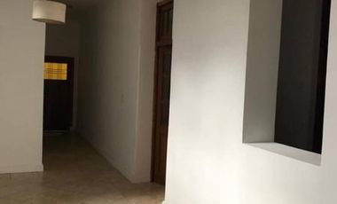 SE ALQUILA CASA CÉNTRICA EN LOBOS