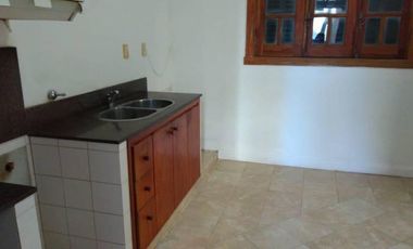 SE ALQUILA CASA CÉNTRICA EN LOBOS