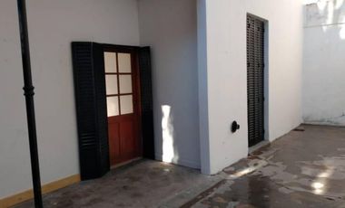 SE ALQUILA CASA CÉNTRICA EN LOBOS