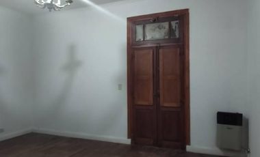 SE ALQUILA CASA CÉNTRICA EN LOBOS