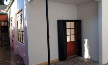 SE ALQUILA CASA CÉNTRICA EN LOBOS