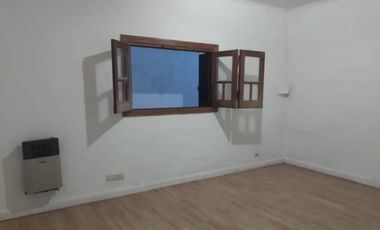 SE ALQUILA CASA CÉNTRICA EN LOBOS