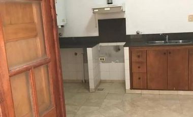 SE ALQUILA CASA CÉNTRICA EN LOBOS