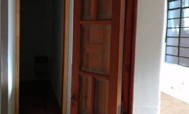 SE ALQUILA CASA CÉNTRICA EN LOBOS