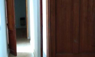 SE ALQUILA CASA CÉNTRICA EN LOBOS