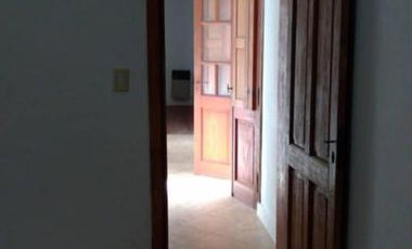 SE ALQUILA CASA CÉNTRICA EN LOBOS