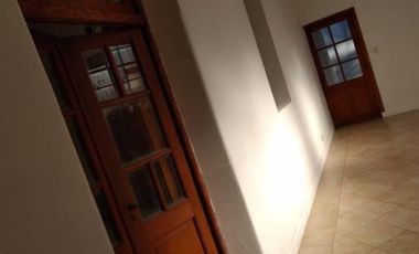 SE ALQUILA CASA CÉNTRICA EN LOBOS