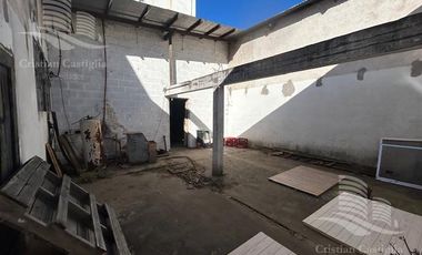 Amplio Local en Venta con Patio, frente a la estación de tren en Don Torcuato