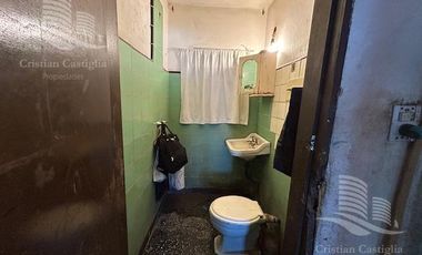 Amplio Local en Venta con Patio, frente a la estación de tren en Don Torcuato