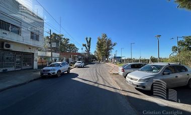Amplio Local en Venta con Patio, frente a la estación de tren en Don Torcuato