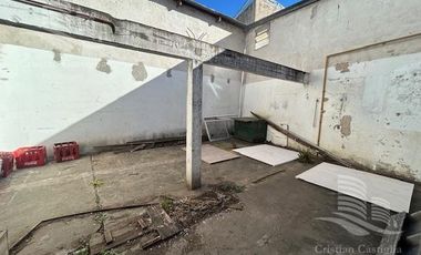 Amplio Local en Venta con Patio, frente a la estación de tren en Don Torcuato
