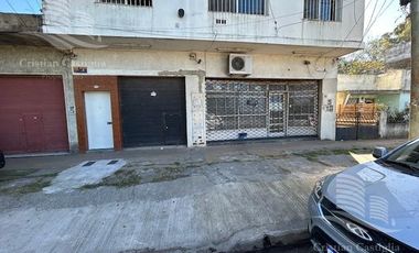 Amplio Local en Venta con Patio, frente a la estación de tren en Don Torcuato