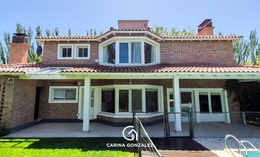 Casa 4 dormitorios, con pileta, en Rincón Club de Campo, Nqn Capital