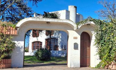 CASA EN VENTA EN CARLOS CASARES CON PILETA
