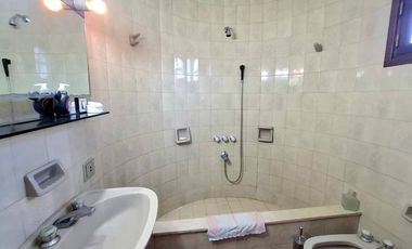 CASA EN VENTA EN CARLOS CASARES CON PILETA