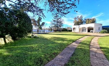CASA EN VENTA EN CARLOS CASARES CON PILETA
