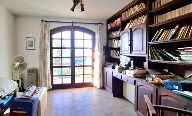 CASA EN VENTA EN CARLOS CASARES CON PILETA