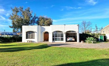 CASA EN VENTA EN CARLOS CASARES CON PILETA