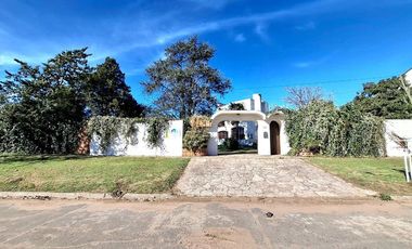 CASA EN VENTA EN CARLOS CASARES CON PILETA