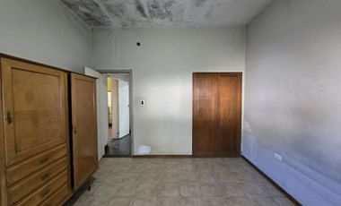 CASA 5 AMBIENTES EN VENTA EN LANUS COCHERA