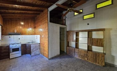 CASA 5 AMBIENTES EN VENTA EN LANUS COCHERA