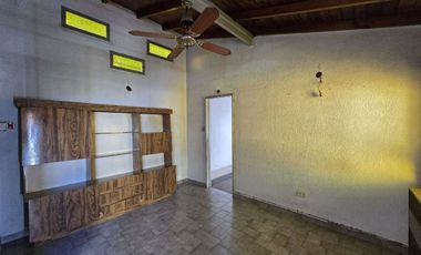 CASA 5 AMBIENTES EN VENTA EN LANUS COCHERA