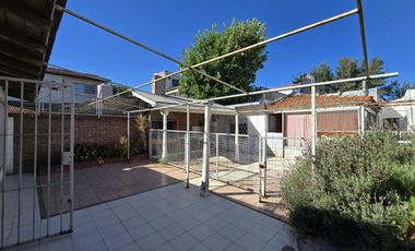 CASA 5 AMBIENTES EN VENTA EN LANUS COCHERA