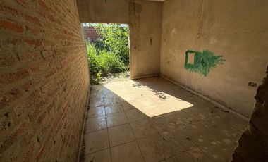 Casa mas complejo de 3 dptos. a terminar
