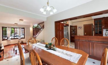 VENTA CASA QUILMES OESTE 3 PLANTAS 5 ambientes
