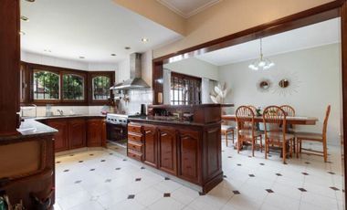 VENTA CASA QUILMES OESTE 3 PLANTAS 5 ambientes