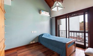 VENTA CASA QUILMES OESTE 3 PLANTAS 5 ambientes
