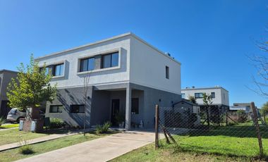 Venta Dúplex - 5 ambientes en Barrio El Aljibe - Manzanares