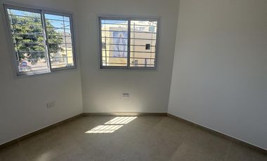 Departamento en primer piso con dos dormitorios, baño, cocina comedor. A estrenar.-