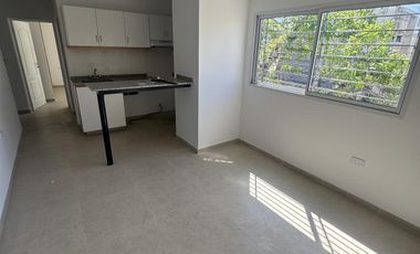 Departamento en primer piso con dos dormitorios, baño, cocina comedor. A estrenar.-