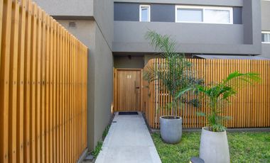 Casa triplex 6 amb. en venta | 2 cocheras | Barrio Cerrado Eucalis | Boulogne, San Isidro