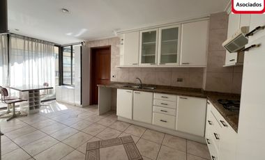 ESTILO PENTHOUSE BARRIO EL GOLF INCLUYE 3 estacionamientos